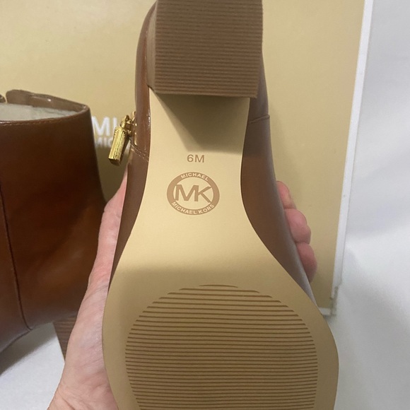 Michael Kors NEW IN BOX Margaret booties with side zip in dark caramel size 6 - Picture 8 of 9